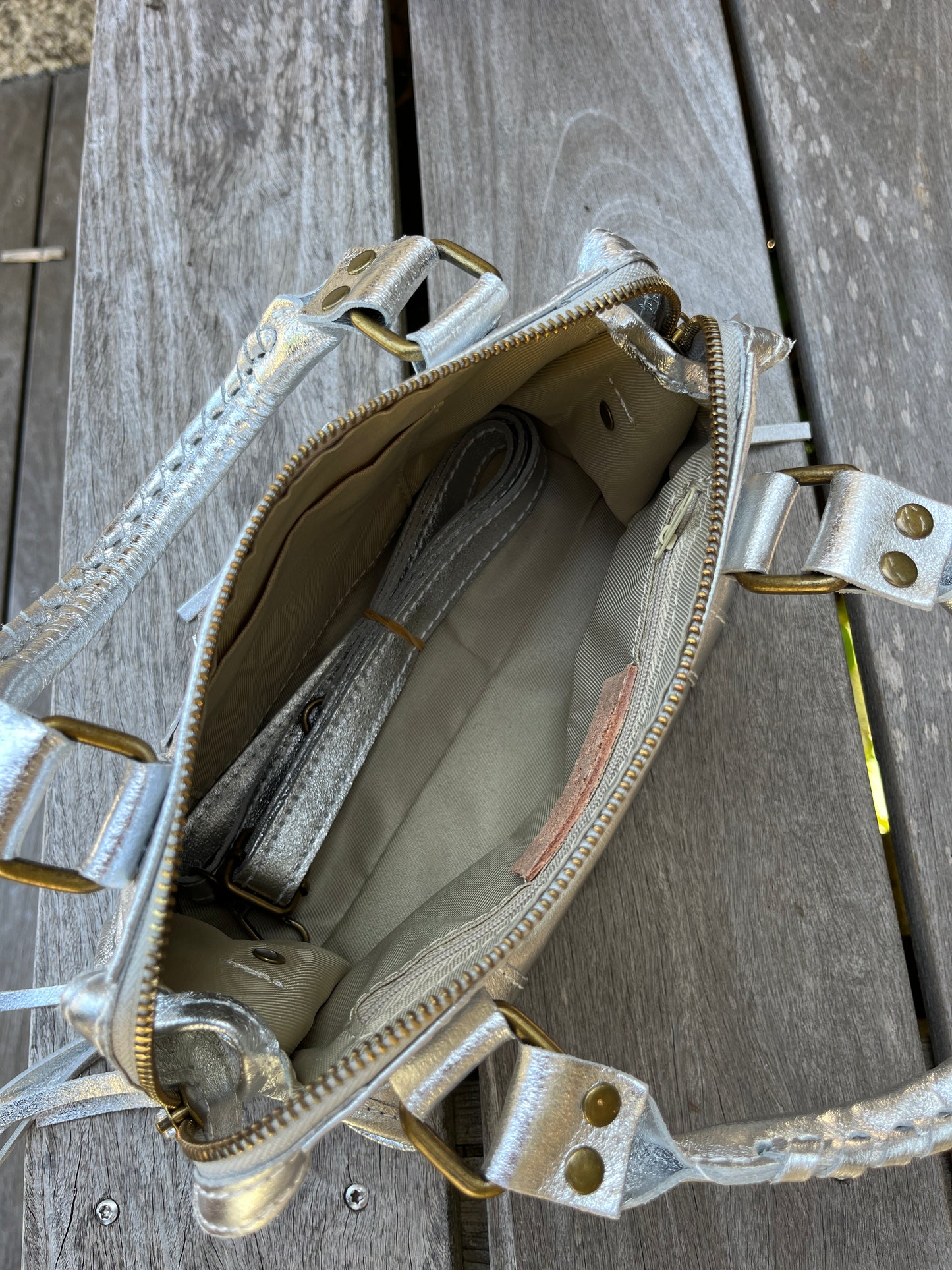 Sac à main irisé argenté
