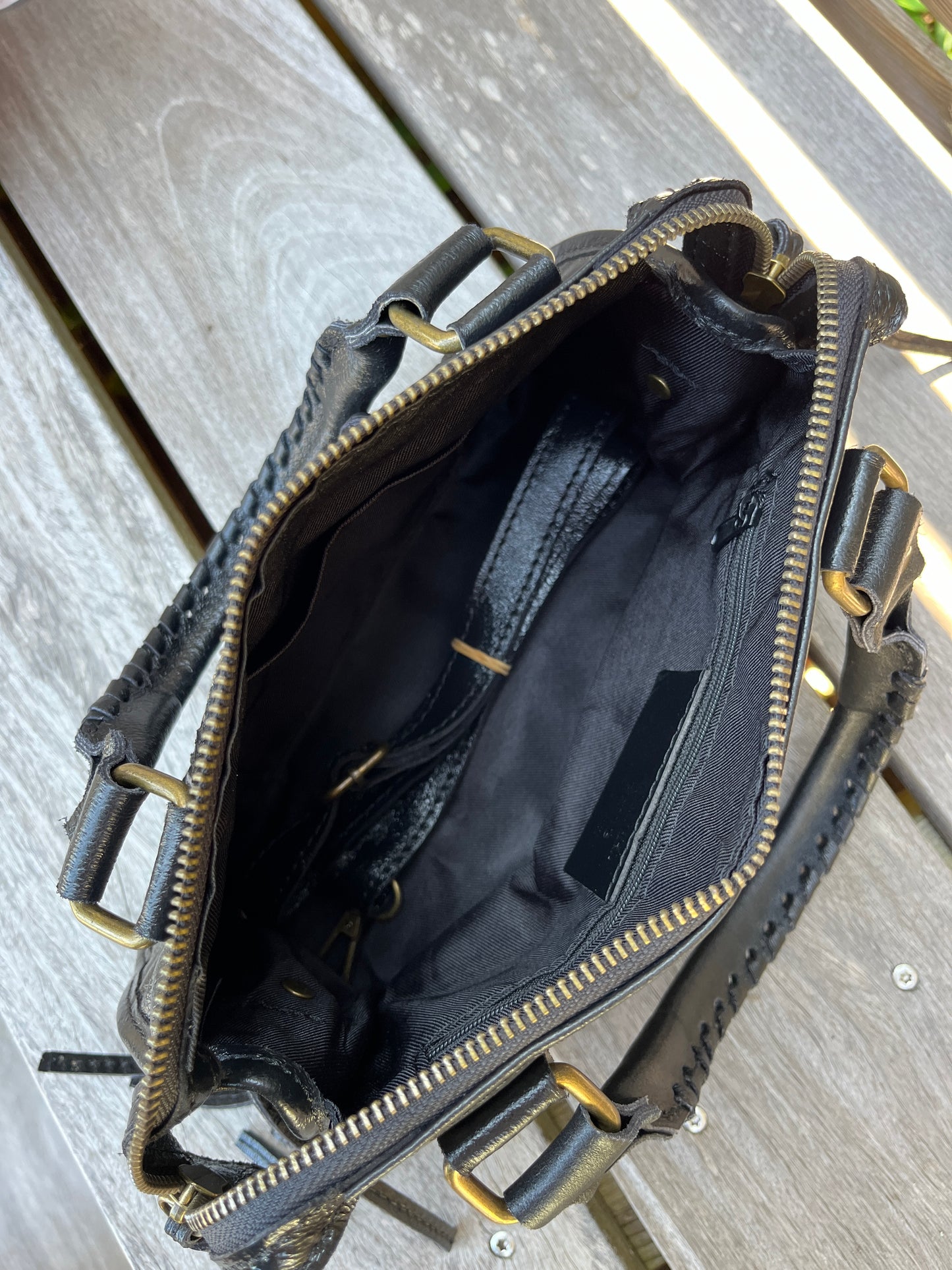 Sac à main irisé noir
