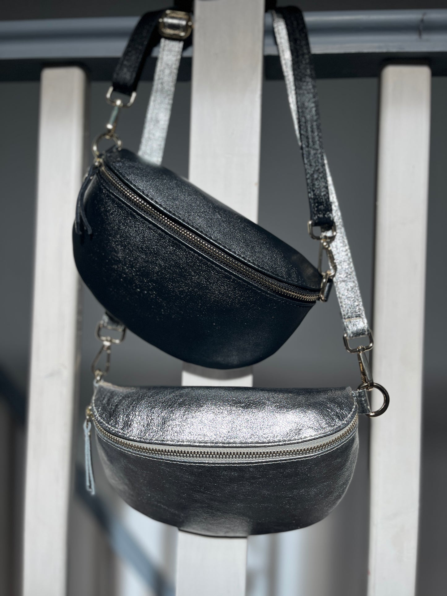 Sac banane en cuir argenté