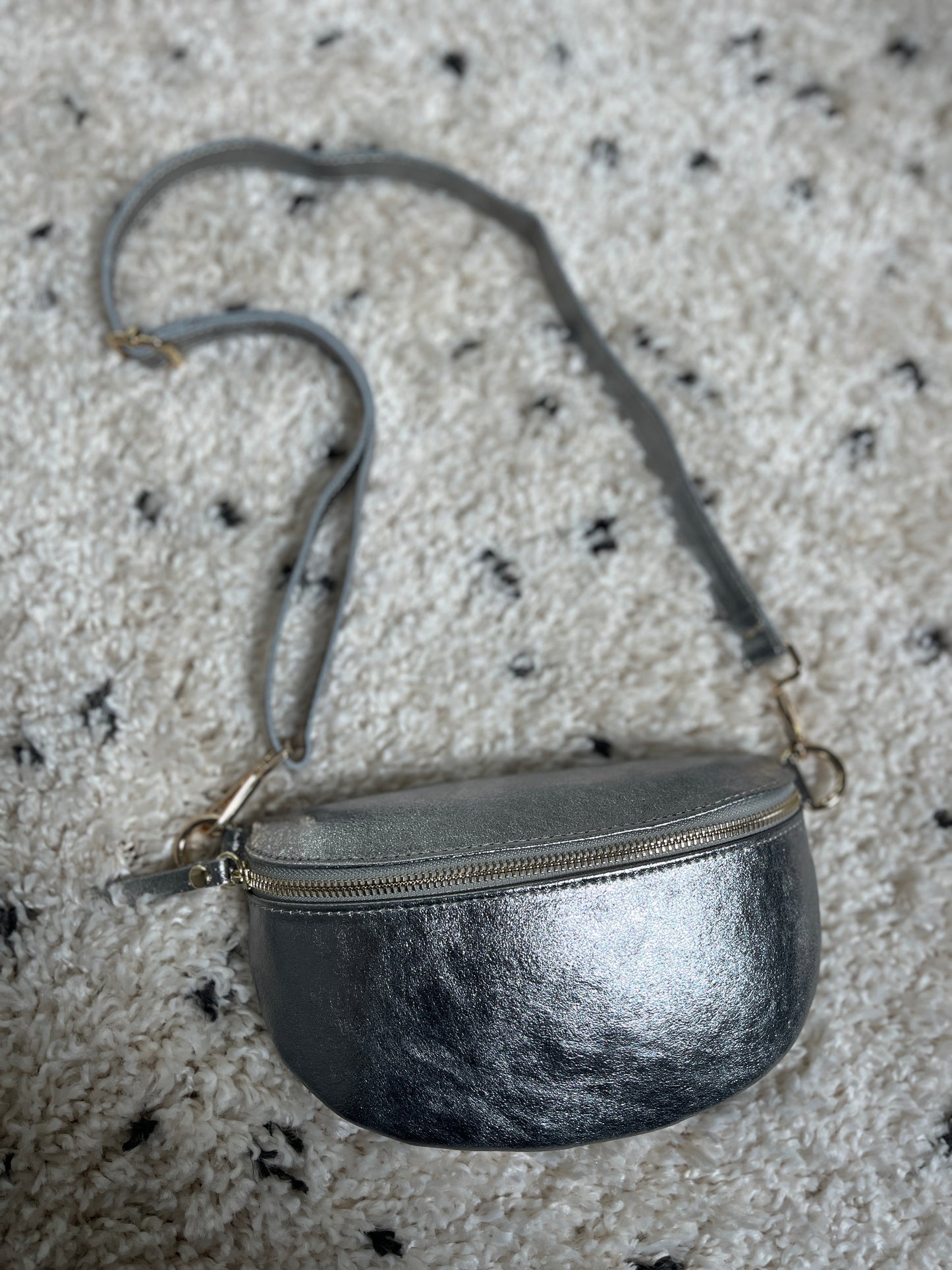 Sac banane en cuir argenté